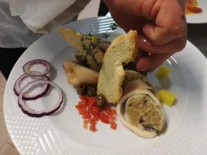 Calamaro farcito con pane saporito, brunoise di pachino e olive di Pisciotta
