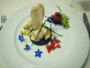 Baccalà  in tempura su croccante di polenta al nero di seppia ed erbette cilentane