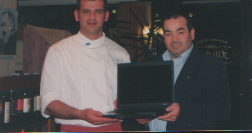 Il Presidente dell'Associazione Prof. Gigino Gioia, consegna il 1° premio della Rassegna Enogastronomica del Cilento,al giovane chef Gaetano Iannone